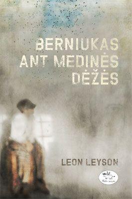 Leyson L. Berniukas ant medinės dėžės